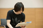 台本を眺める北村諒。