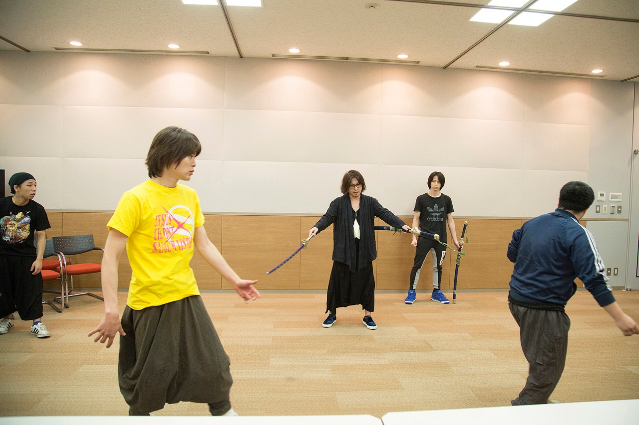 北村諒に殺陣を指導する西田大輔（中央）。
