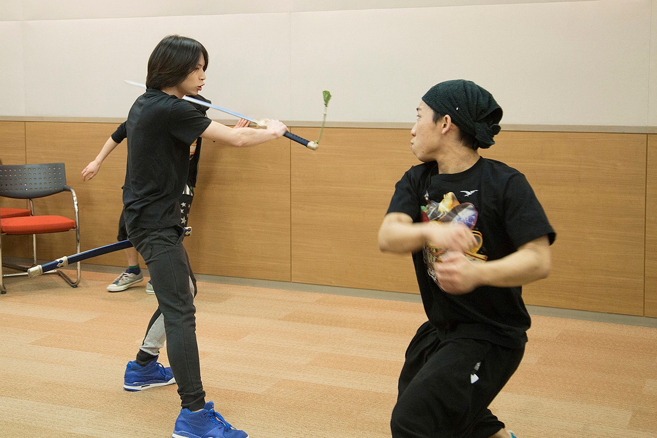殺陣稽古を行う北村諒。