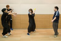 宮崎秋人に殺陣の説明をする西田大輔。