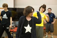 宮崎秋人に殺陣の説明をする西田大輔。