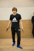 殺陣稽古を行う宮崎秋人。