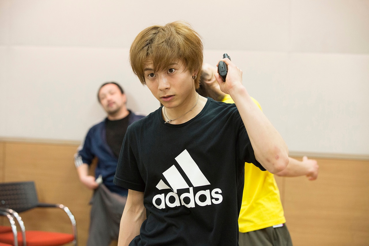 殺陣稽古を行う宮崎秋人。