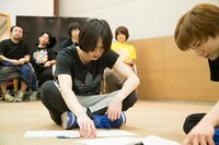 台本を見ながらディスカッションする北村諒と宮崎秋人。