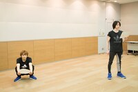 動きをつけてセリフを読み上げてみる北村諒と宮崎秋人。