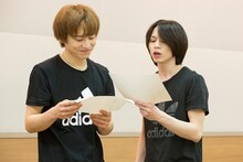 動きをつけてセリフを読み上げてみる北村諒と宮崎秋人。