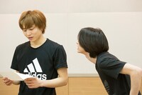 動きをつけてセリフを読み上げてみる北村諒と宮崎秋人。