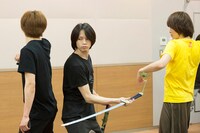 2人での殺陣稽古を行う北村諒と宮崎秋人。