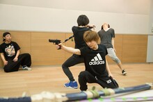 2人での殺陣稽古を行う北村諒と宮崎秋人。