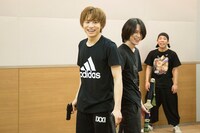 2人での殺陣稽古を行う北村諒と宮崎秋人。