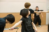 2人での殺陣稽古を行う北村諒と宮崎秋人。