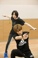 2人での殺陣稽古を行う北村諒と宮崎秋人。