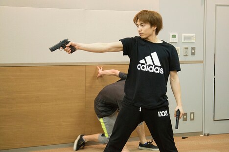 殺陣稽古を行う宮崎秋人。