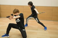 2人での殺陣稽古を行う北村諒と宮崎秋人。