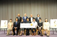 「Super神話音楽劇『ドラマティック古事記～神々の愛の物語～』」製作発表より、上段左から渡邊道徳、マークエステル、小早川昭徳、坂本和彦。下段左から柴田美保子、河野鉄平、真矢ミキ、西島数博、坂元健児、川越塔子、浅野瑞穂。