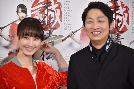 左から松井玲奈、石田明。