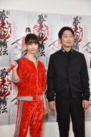 左から松井玲奈、石田明。