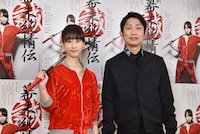 左から松井玲奈、石田明。