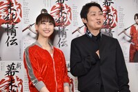 左から松井玲奈、石田明。