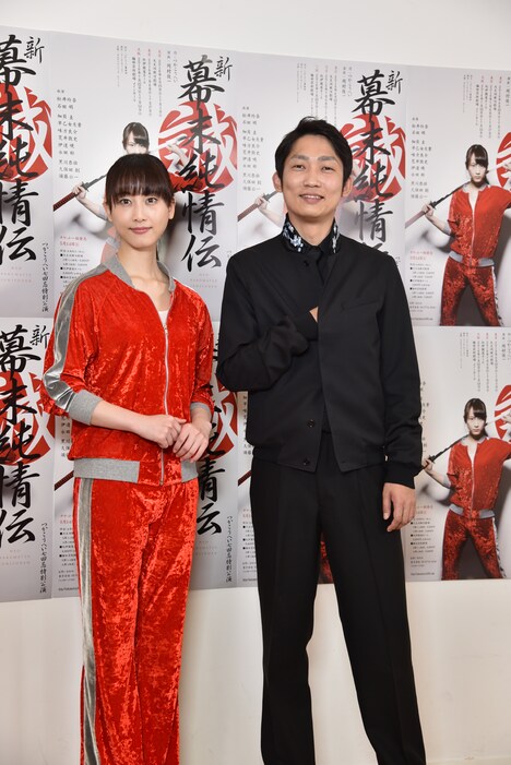 左から松井玲奈、NON STYLE石田。