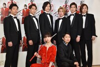 「つかこうへい七回忌特別公演 『新・幕末純情伝』」制作発表会より。前列左から松井玲奈、石田明。後列左から伊達暁、味方良介、細貝圭、早乙女友貴、荒井敦史、永田彬。