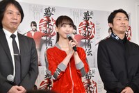 左から岡村俊一、松井玲奈、石田明。