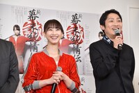 左から松井玲奈、石田明。