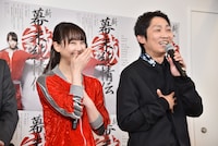 左から松井玲奈、石田明。