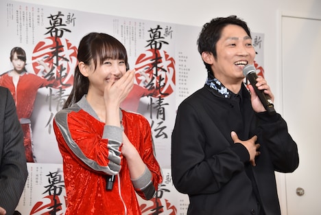 左から松井玲奈、石田明。