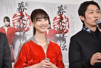 左から松井玲奈、石田明。