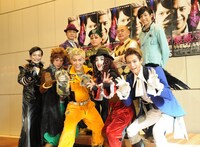 「懲悪バスターズ」囲み取材より、後列左から土屋佑壱、政岡泰志、原金太郎、有澤樟太郎。前列左から佐野大樹、OH-SE、田村亮、鈴木勝吾、五十嵐麻朝。