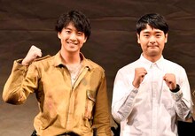 「ボクの穴、彼の穴。」フォトセッションの様子。左から、渡部秀、ノゾエ征爾。