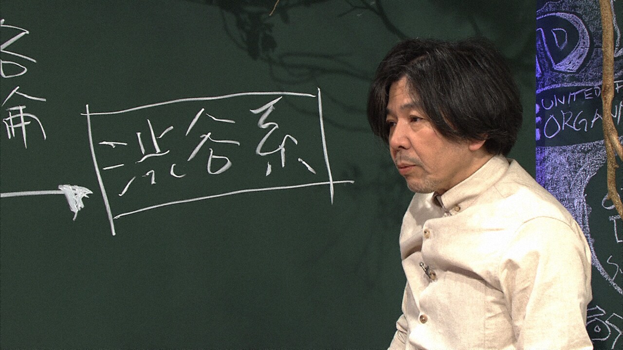 NHK Eテレ「ニッポン戦後サブカルチャー史III 90'sリミックス」より、講師を務める宮沢章夫。（写真提供：NHK）