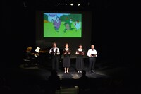 2014年「『庭にはニワトリ二羽にワニ』『キニサクハナノナ』」より。