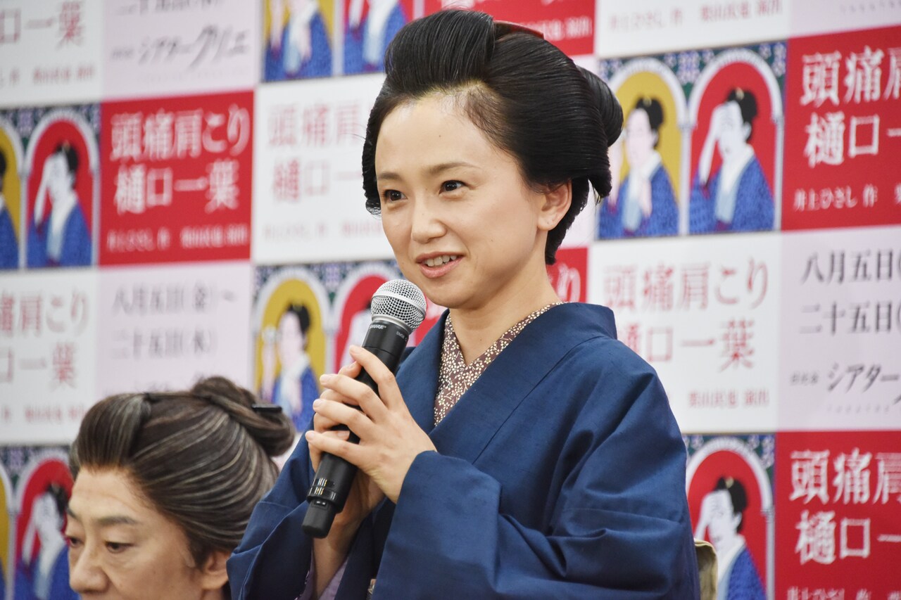 「頭痛肩こり樋口一葉」制作発表より。永作博美。