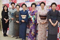 「頭痛肩こり樋口一葉」制作発表より。左から井上麻矢、愛華みれ、三田和代、永作博美、若村麻由美、熊谷真実、深谷美歩。