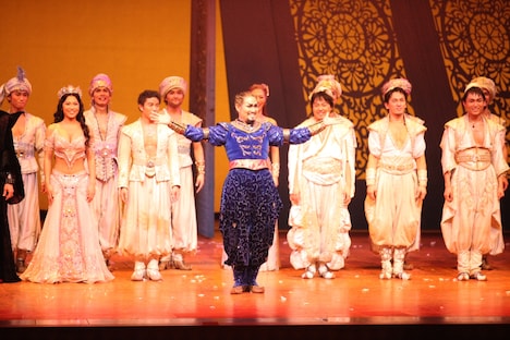 挨拶する瀧山久志（中央）。