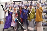 （左より）佐伯大地演じる岩融、大平峻也演じる今剣、佐藤流司演じる加州清光、黒羽麻璃央演じる三日月宗近、崎山つばさ演じる石切丸、北園涼演じる小狐丸。