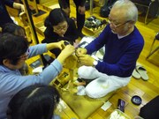 「江戸糸あやつり人形遣い 入門塾」授業の様子。