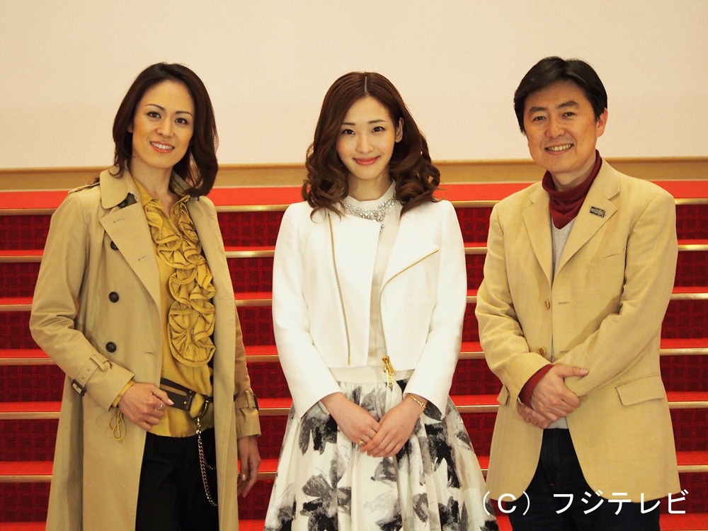 左から蘭寿とむ、蘭乃はな、笠井信輔アナウンサー。