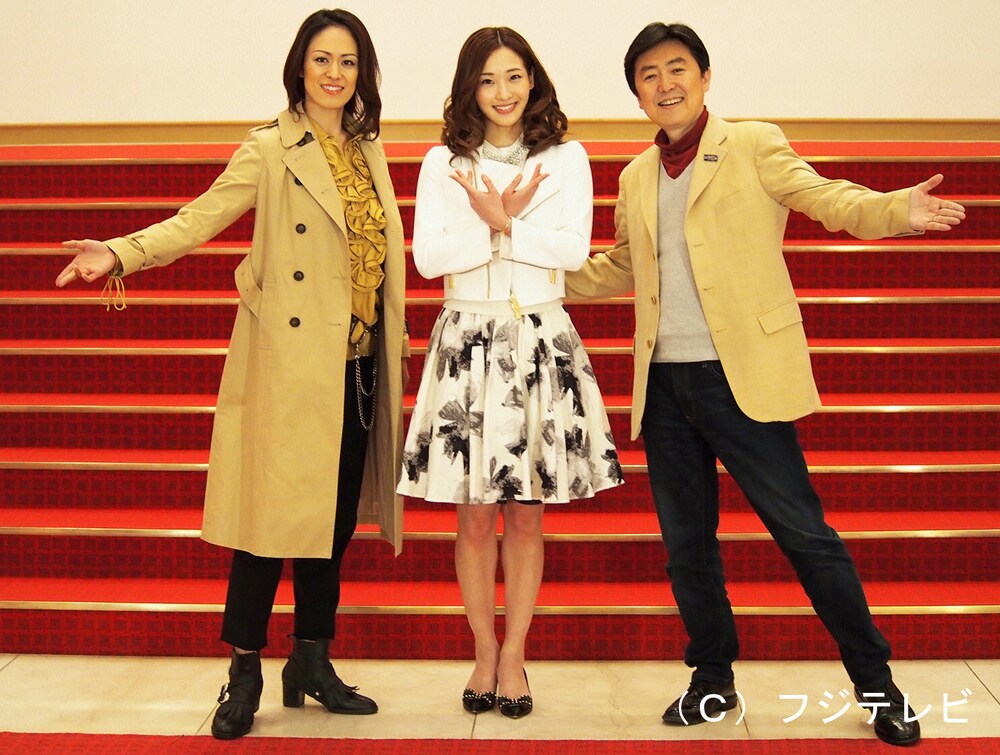 左から蘭寿とむ、蘭乃はな、笠井信輔アナウンサー。