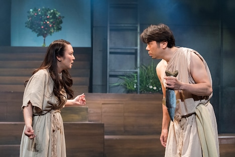ミュージカル「アップル・ツリー」より。左から岸祐二、和田清香。