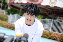 ユースケ（超特急）によるMCパート収録の様子。