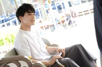 ユースケ（超特急）によるMCパート収録の様子。