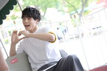 ユースケ（超特急）によるMCパート収録の様子。