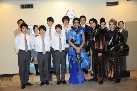 「ポセイドンの牙」記者発表より、後列左から野田孝之輔、小槙まこ、佐野勇斗、平田雄也、渡辺和貴、西丸優子、田代絵麻。前列左から猪野広樹、原嶋元久、藤原薫、滝川英治、兼崎健太郎、中村龍介。