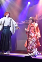 歌劇「明治東亰恋伽～朧月の黒き猫～」ゲネプロより。左から赤澤燈演じる泉鏡花、遊馬晃祐演じる川上音二郎。