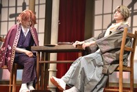 歌劇「明治東亰恋伽～朧月の黒き猫～」ゲネプロより。左から荒木宏文演じる森鴎外、橋本祥平演じる菱田春草。