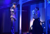 歌劇「明治東亰恋伽～朧月の黒き猫～」ゲネプロより。左から吉岡佑演じる藤田五郎、汐崎アイル演じる小泉八雲。