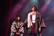 歌劇「明治東亰恋伽～朧月の黒き猫～」ゲネプロより。左から青木志穏演じる綾月芽衣、橋本祥平演じる菱田春草。